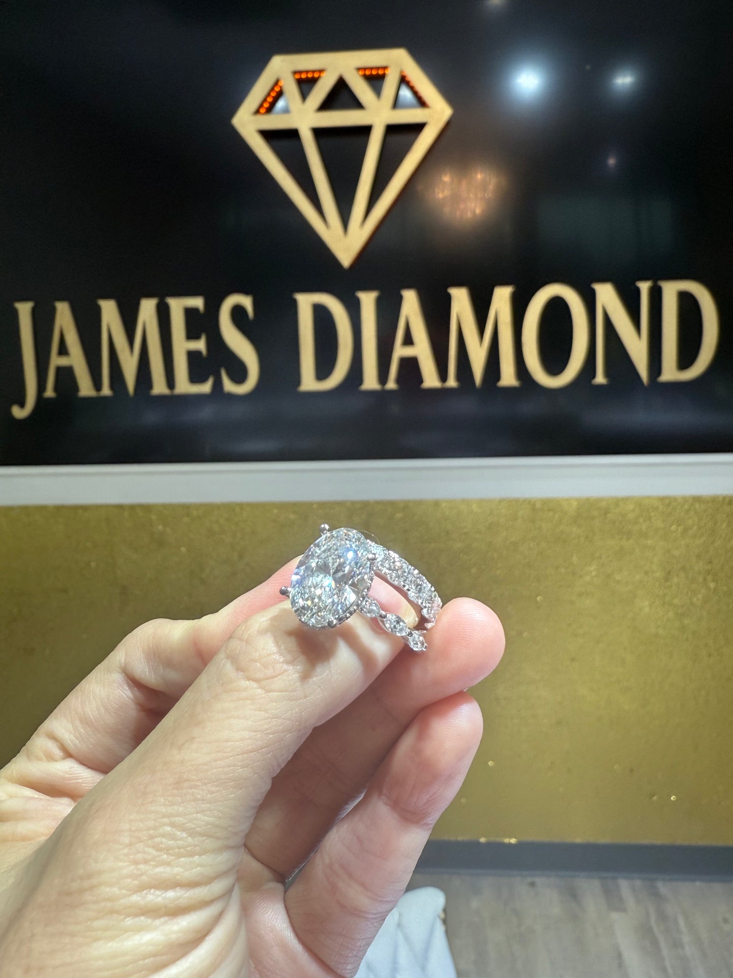 Beautiful Oval Rings 6 Carat Center + Enternity round band 💎