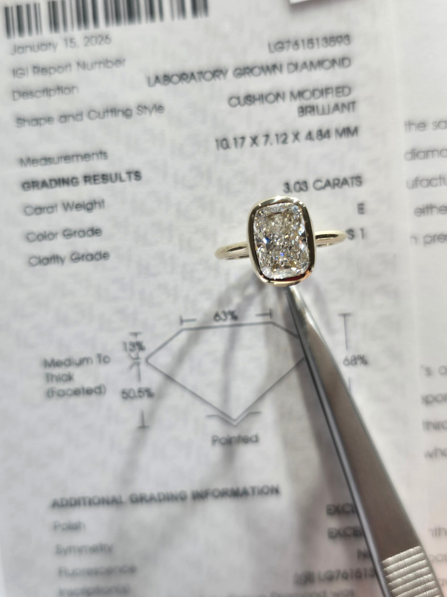 Bezel Cushion ring 💍 3 Carat E/VS1 💎 IGI Labgrown Diamomd