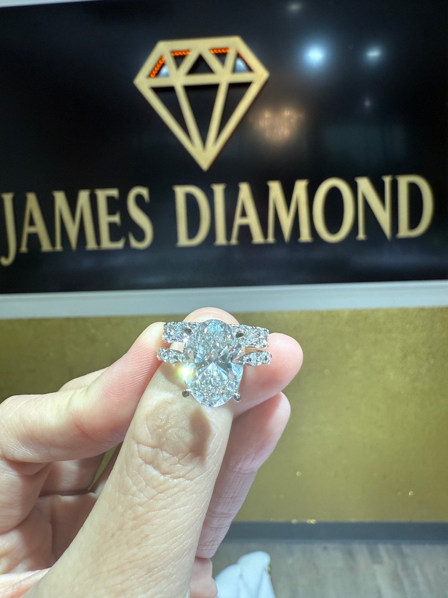 Beautiful Oval Rings 6 Carat Center + Enternity round band 💎